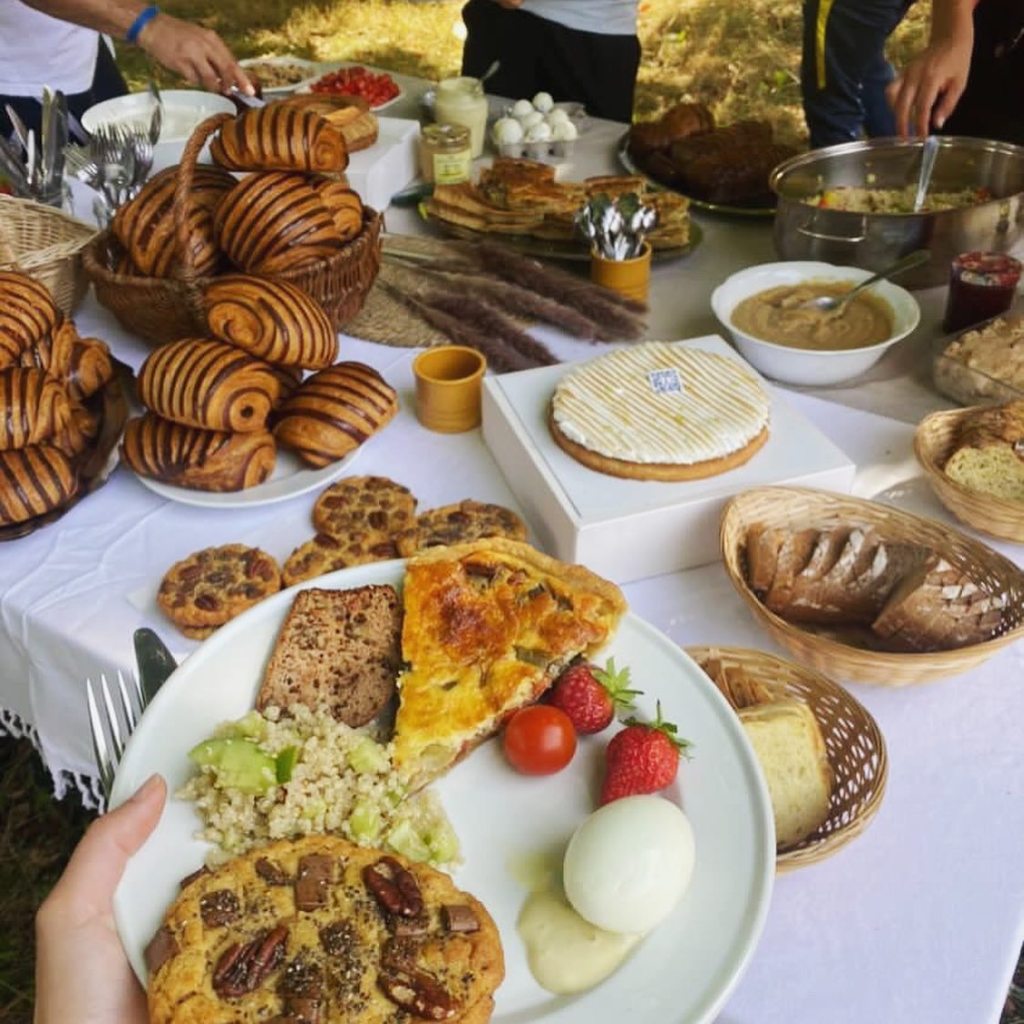 brunch Brunch en extérieur, croissant, gourmandises, produits locaux