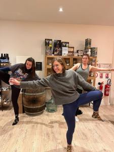 personnes faisant du yoga dans une cave à vin