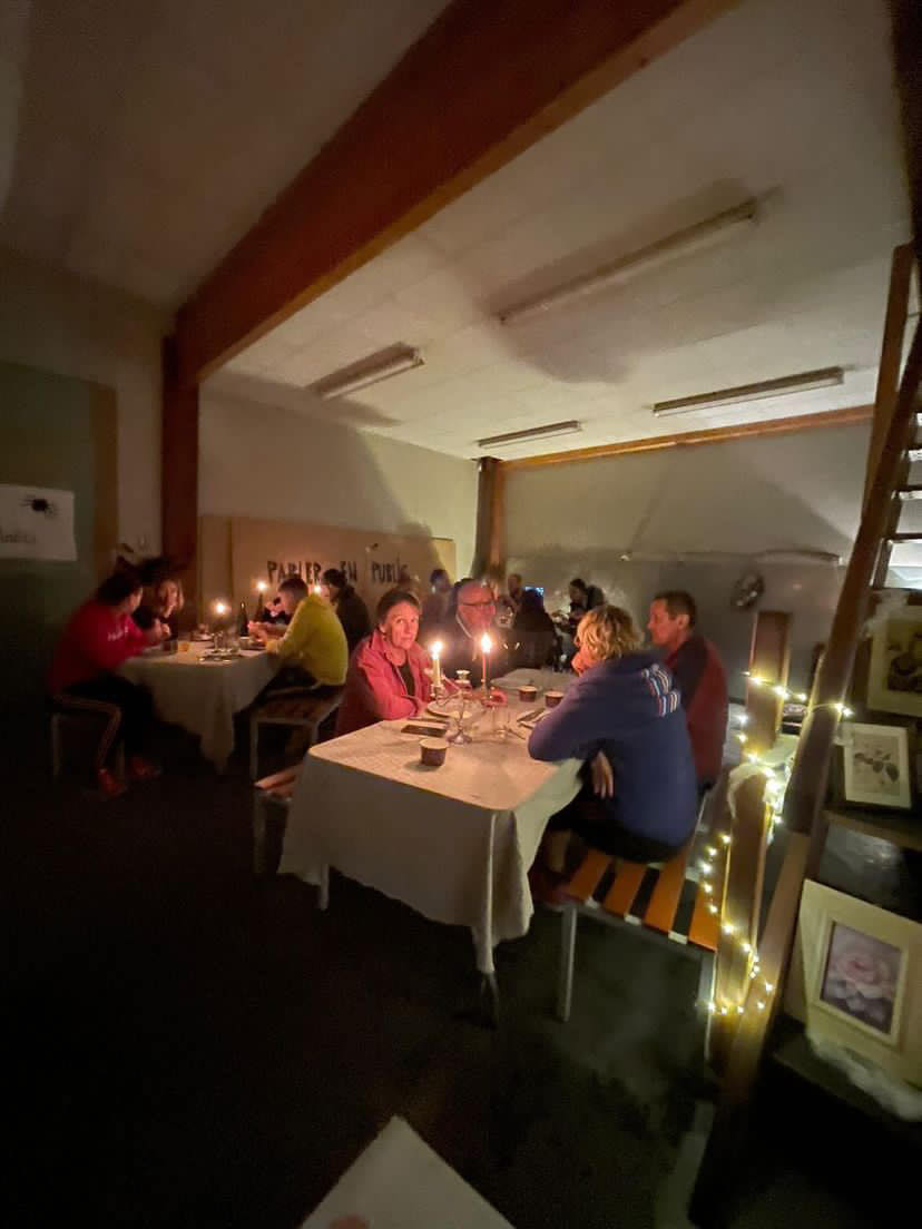 groupe de personne en repas
